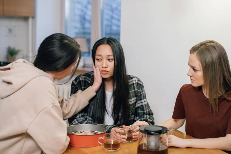 12 ting folk med få venner ofte gjør, selv om de er vennlige They Give More Emotional Support Than They Ever Ask for in Return