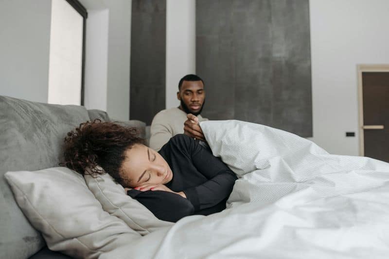 15 ting menn gjør når de er virkelig forelsket, uten at du trenger å spørre om det He Takes Care Of You When You're Unwell