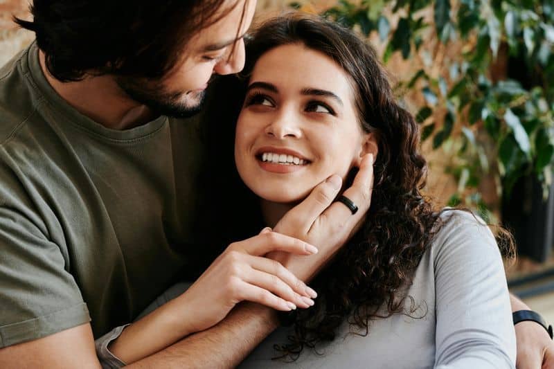 15 ting menn gjør når de er virkelig forelsket, uten at du trenger å spørre om det He Makes You Feel Seen And Understood
