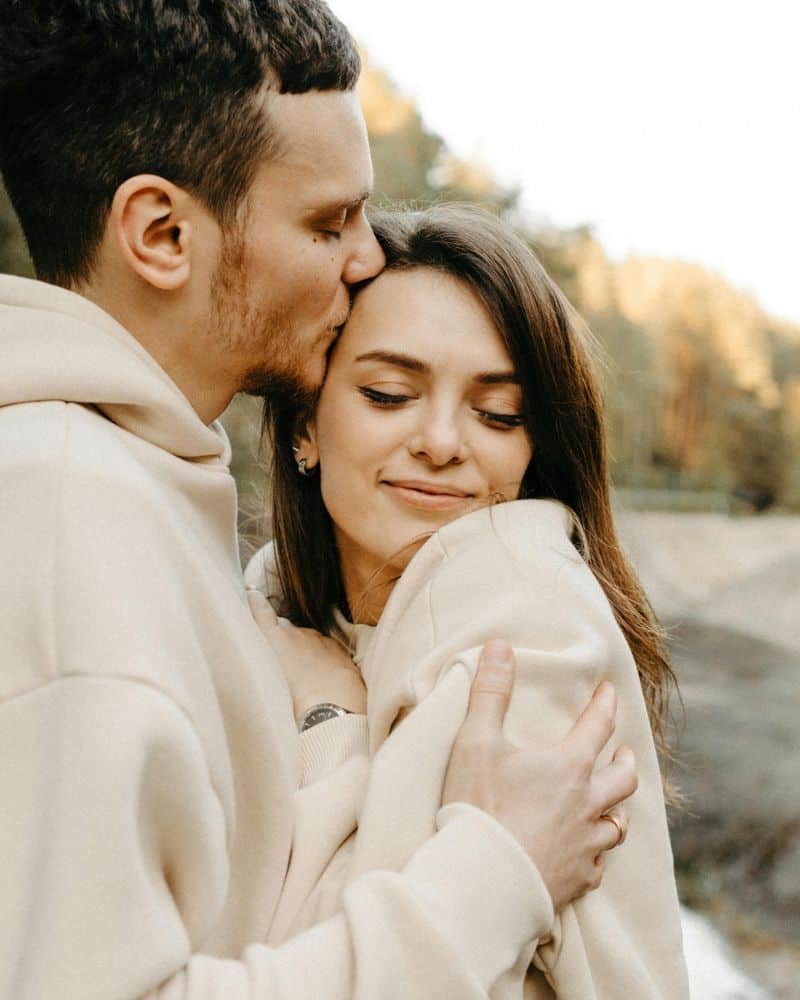 15 ting menn gjør når de er virkelig forelsket, uten at du trenger å spørre om det He Shows Affection Freely