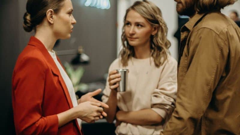 17 atferdstrekk som avslører en narcissists sanne ansikt Praising others in front of them