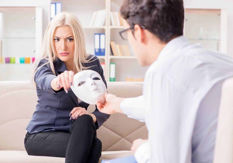 18 tegn på at noens «vennlighet» egentlig skjuler narsissisme They're nice to everyone—except the people closest to them