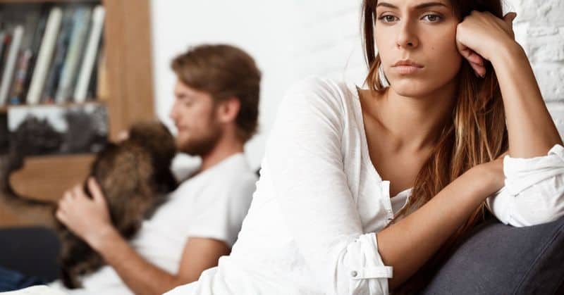 18 tegn på at personen du elsker ikke elsker deg Emotionally Distant, Even When Close