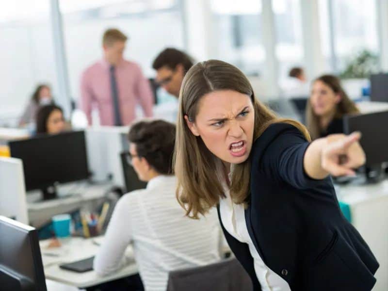18 typiske måter en narsissist oppfører seg på når ting ikke går som han vil, og den oppførselen han alltid tyr til Blame Anybody Else