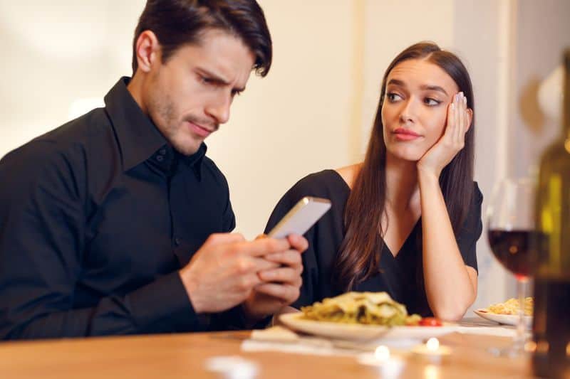 19 måter partneren din viser at du ikke er hans prioritet på Prioritizing Others Over You