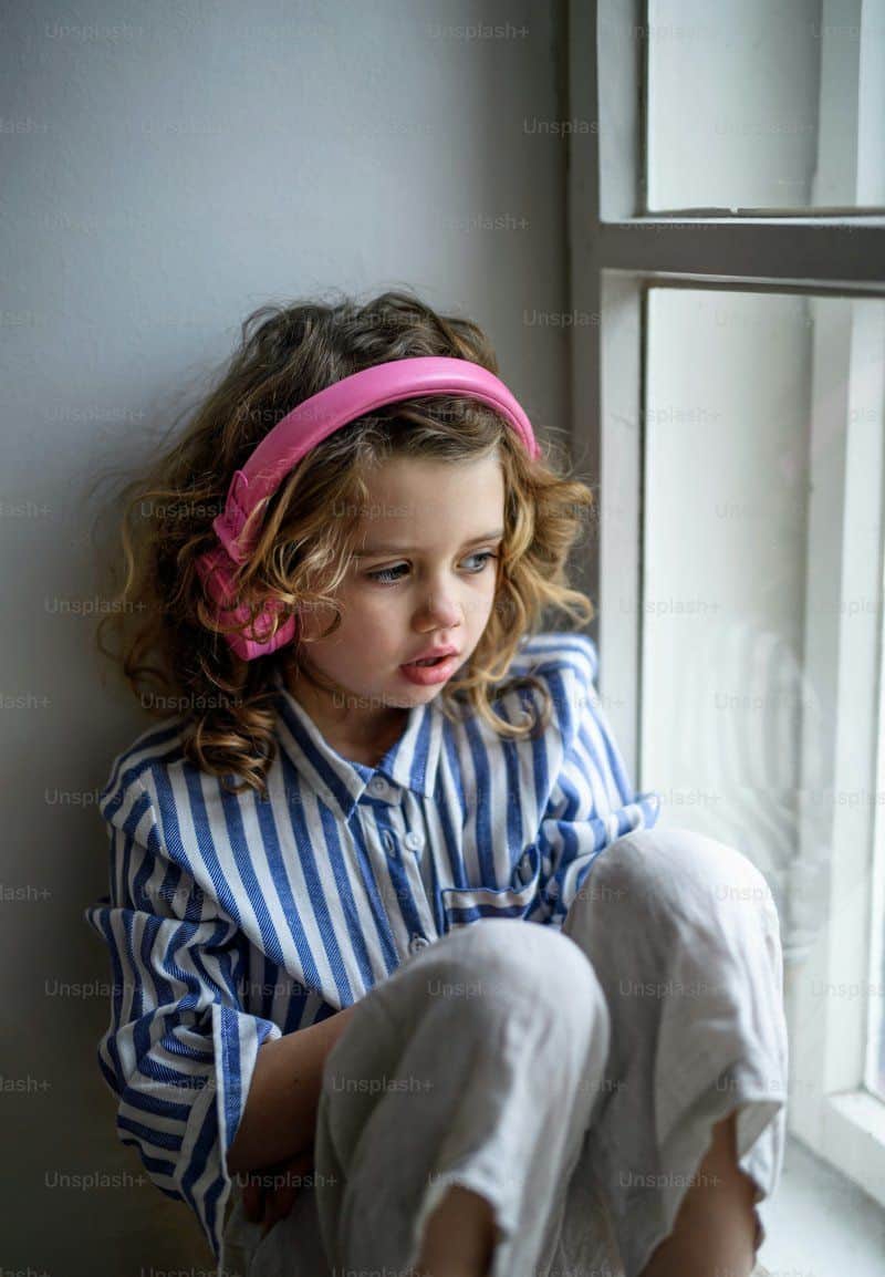 Portrait of sad small girl with headphones indoors at home, sitting on window sill. photo – Girl Image on Unsplash Portrait of sad small girl with headphones indoors at home, sitting on window sill. photo – Girl Image on Unsplash