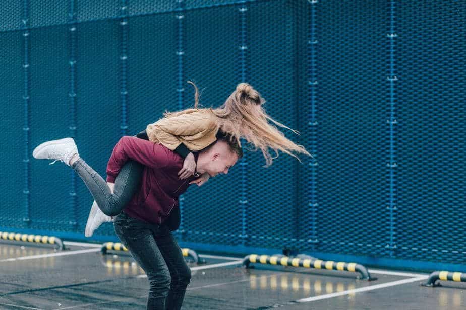 Å date en kvinne som sier ting som de er, kan være skremmende, men det forandrer også livet ditt Daten Met Een Vrouw Die Zegt Waar Het Op Staat Kan Intimiderend Zijn, Maar Het Verandert Ook Je Leven