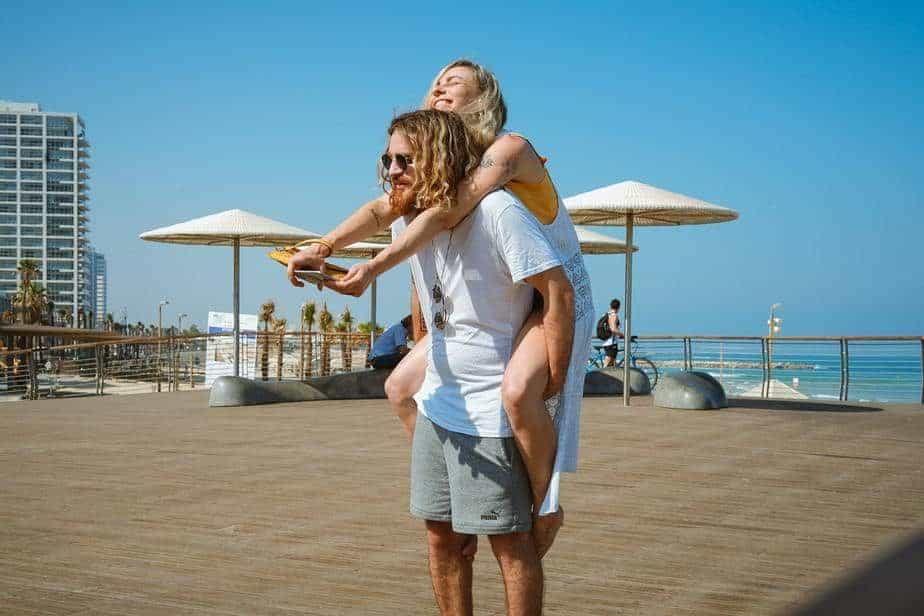 Å date en kvinne som sier ting som de er, kan være skremmende, men det forandrer også livet ditt Daten Met Een Vrouw Die Zegt Waar Het Op Staat Kan Intimiderend Zijn, Maar Het Verandert Ook Je Leven
