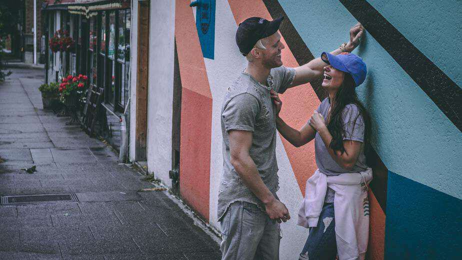 Å date en kvinne som sier ting som de er, kan være skremmende, men det forandrer også livet ditt Daten Met Een Vrouw Die Zegt Waar Het Op Staat Kan Intimiderend Zijn, Maar Het Verandert Ook Je Leven