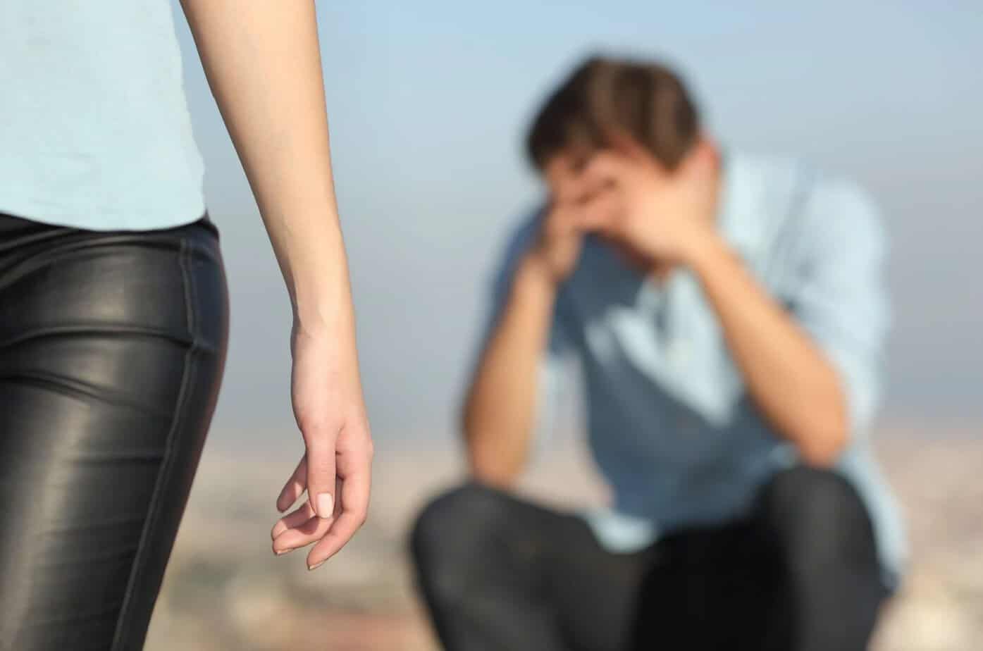 Avskjedsord til en narsissist: Slik avslutter du spillet en gang for alle Frau geht weg von Mann