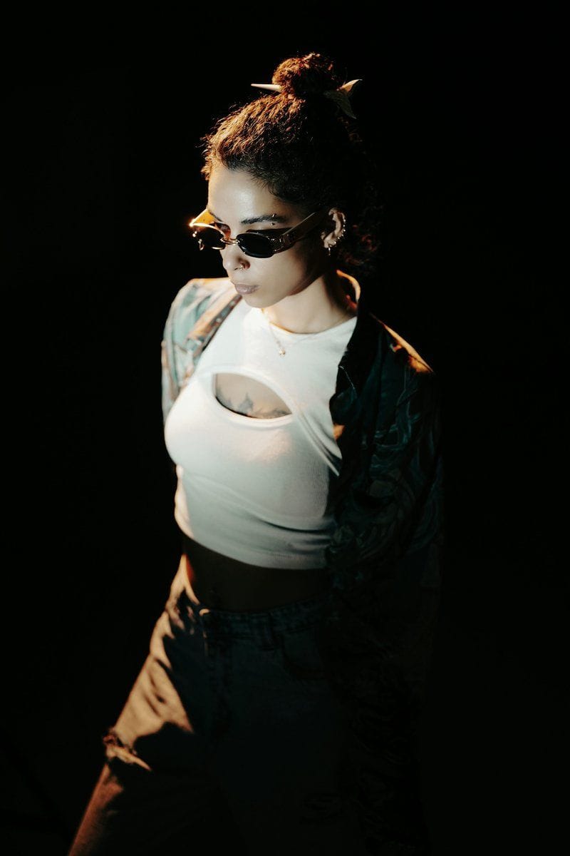 A woman wearing sunglasses and a white top. photo – Free Green Image on Unsplash A woman wearing sunglasses and a white top. photo – Free Green Image on Unsplash