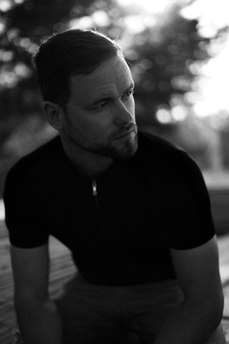 Man in black shirt looking away outdoors photo – Free Portrait Image on  Unsplash