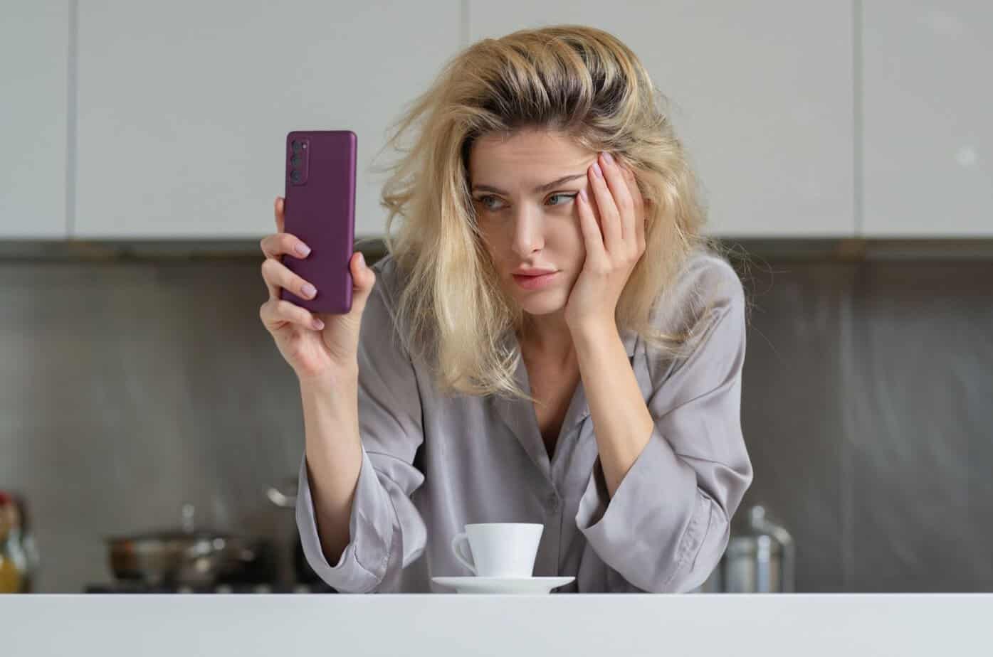 Din sjelevenn prøver å nå deg, og du bør ikke ignorere disse tegnene frau sieht genervt auf ihr handy