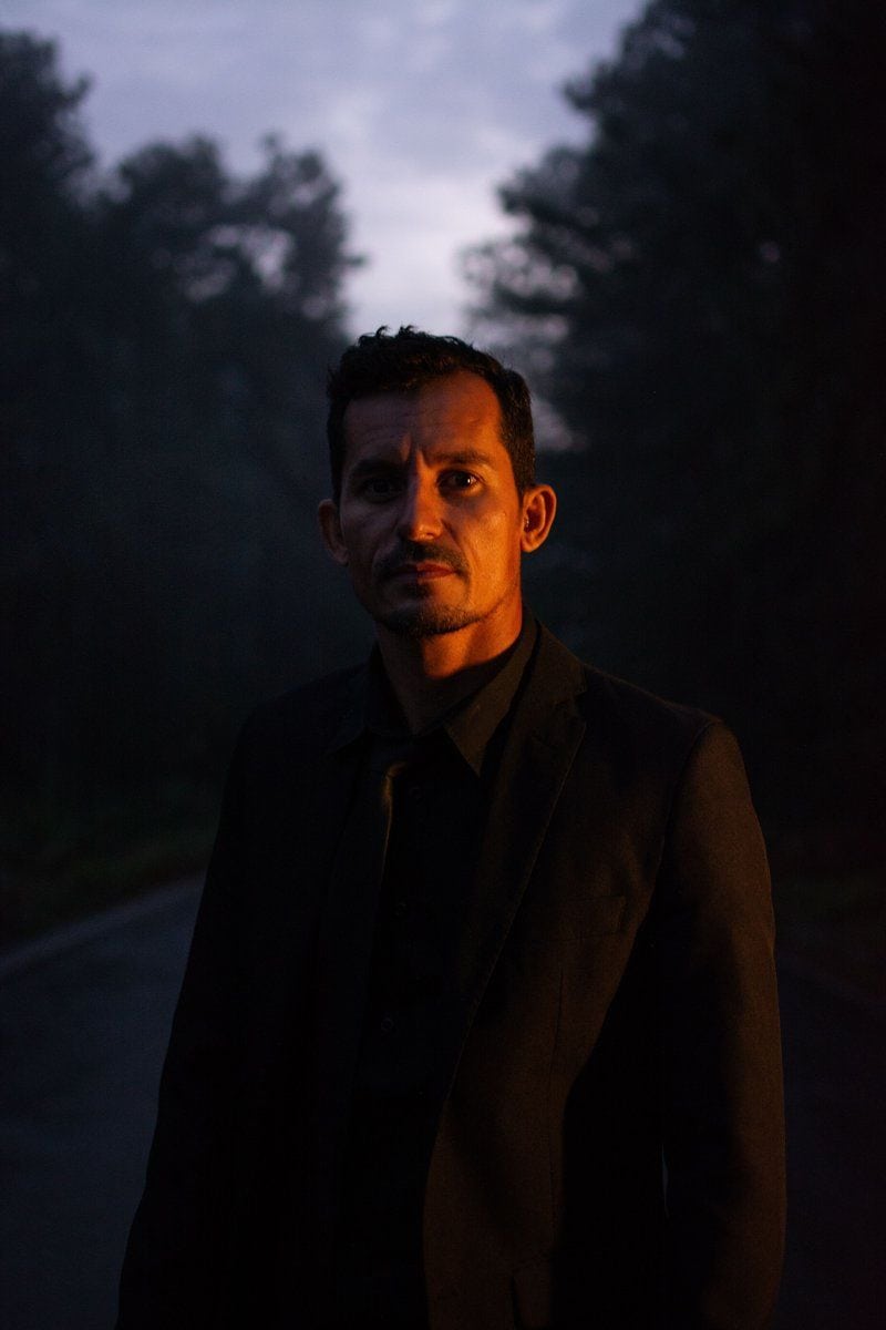 Disse stedene tåler en narsissist ikke (og hvorfor) A Serious Man in Black Long Sleeves Looking at Camera while ...