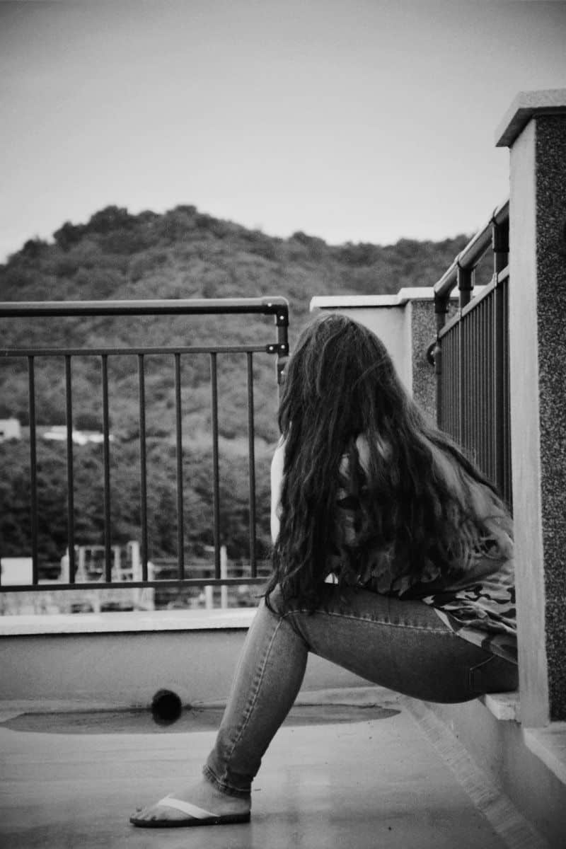 Disse stedene tåler en narsissist ikke (og hvorfor) Woman Sitting Alone on Balcony · Free Stock Photo
