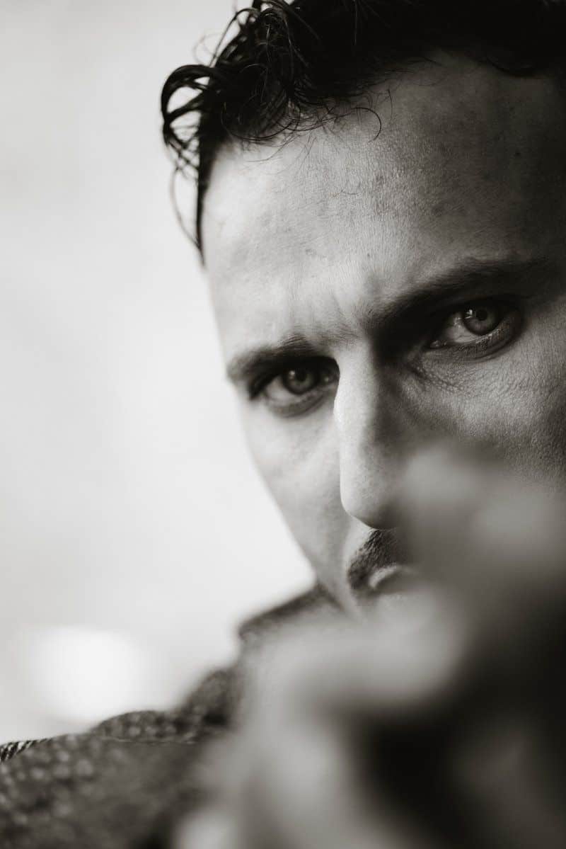 Disse stedene tåler en narsissist ikke (og hvorfor) Dramatic Close-up Portrait of Intense Man · Free Stock Photo
