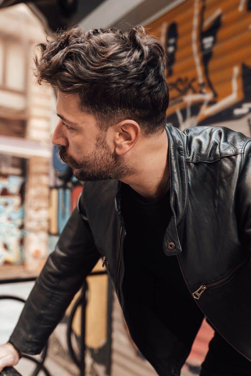 Disse stedene tåler en narsissist ikke (og hvorfor) Serious man standing on city street · Free Stock Photo