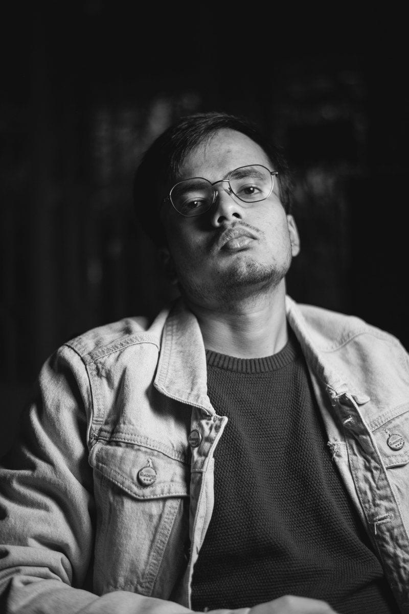 Disse stedene tåler en narsissist ikke (og hvorfor) Portrait of a Serious Man Wearing Eyeglasses in Black and ...