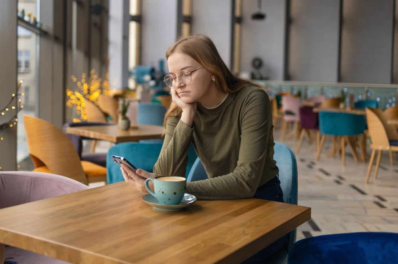 Du savner ikke narcissisten, men den personen han lot som om han var overfor deg frau traurig sitzt im kaffee