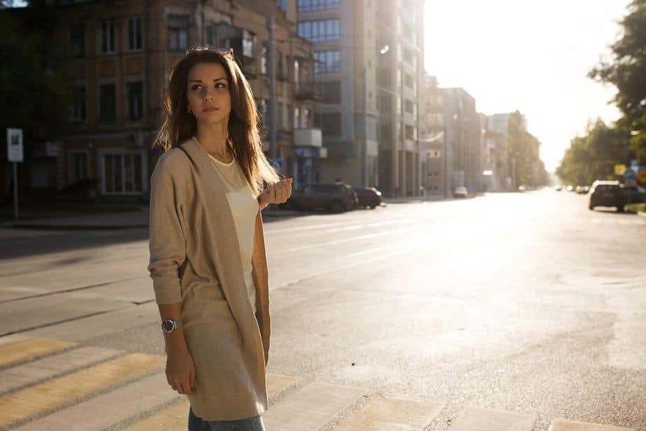 En sterk kvinne går sin vei når hun føler seg uønsket; hun vil aldri trygle om kjærlighet Een Sterke Vrouw Loopt Weg Als Ze Zich Ongewenst Voelt, Ze Zal Nooit Om Liefde Smeken