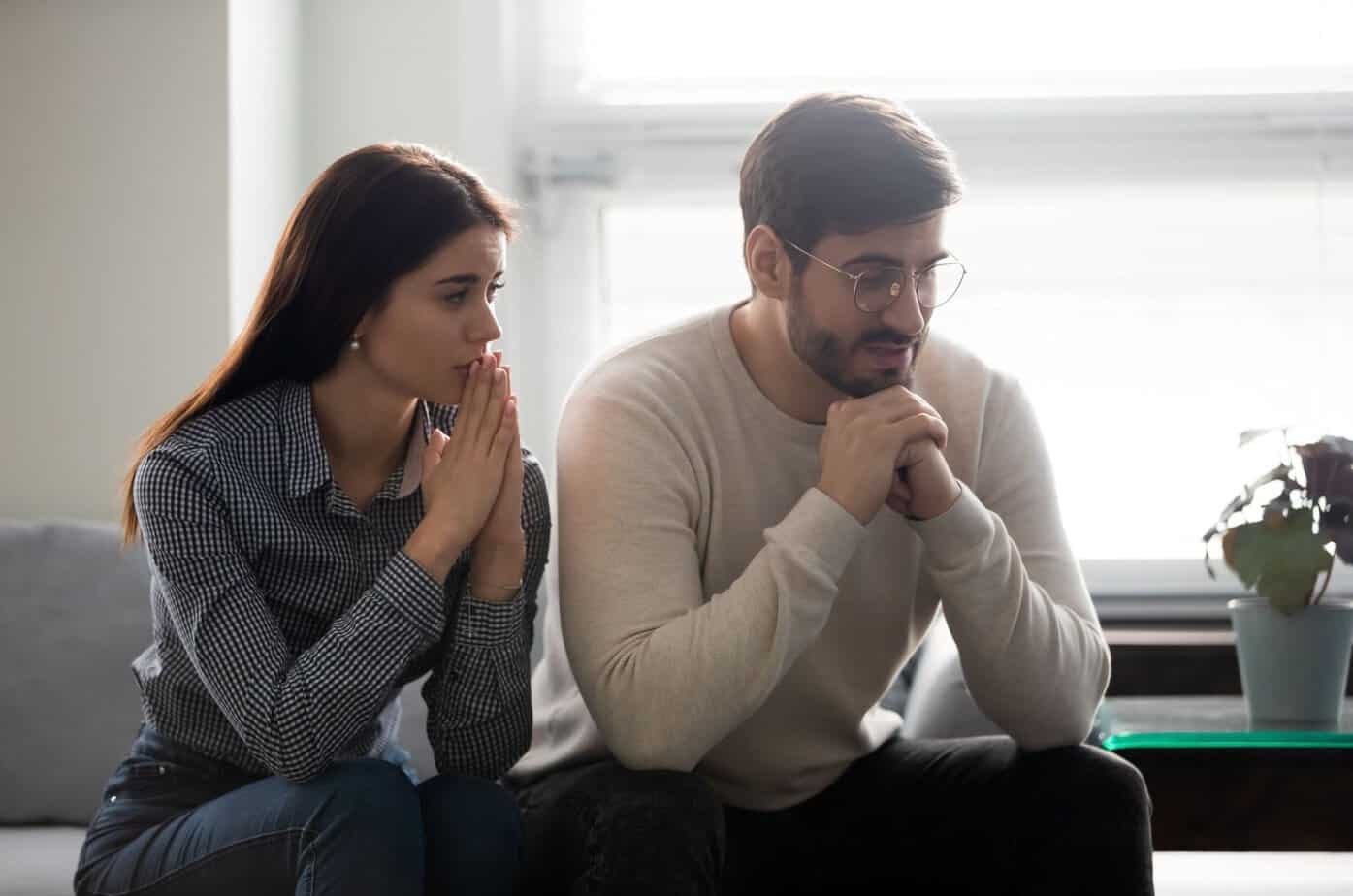 Er narsissister ofre for sin egen personlighet, eller er de gjerningspersoner som handler med fullt overlegg? hoffnungsvolle frau sitzt neben narzissten