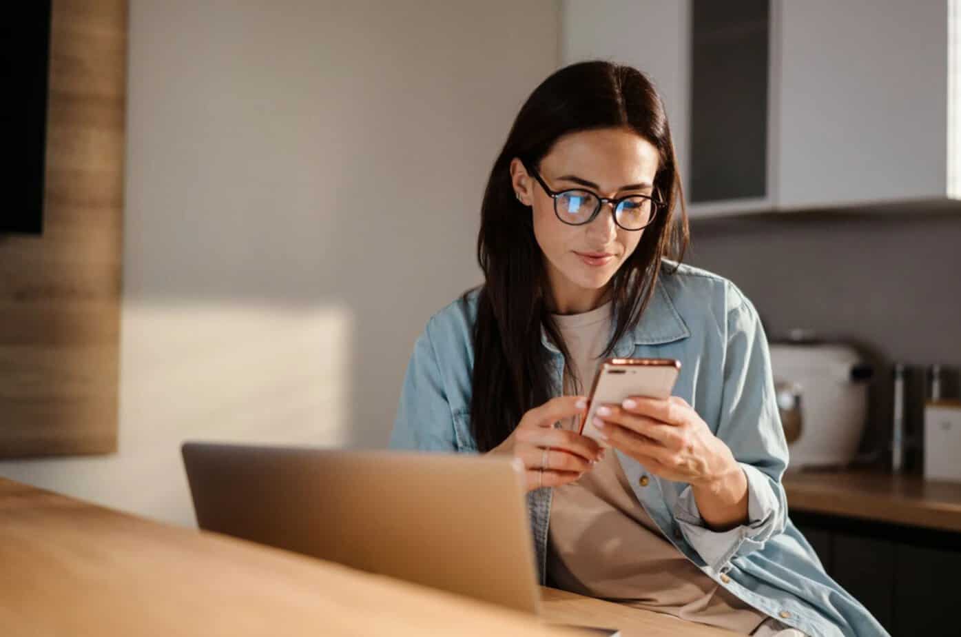 Et tegn fra universet: Kjærligheten er på vei til deg! Frau, die auf ihr Telefon schaut