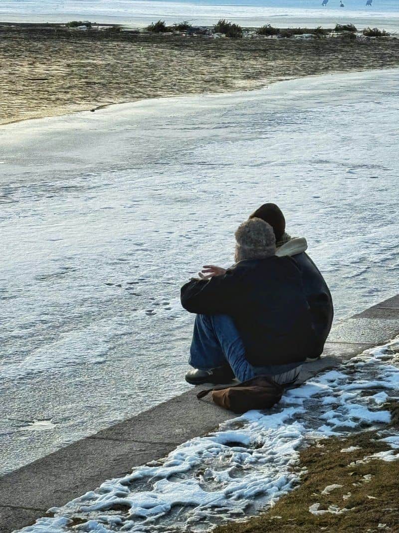 Two people sit on a frozen embankment. photo – Free Winter ... Two people sit on a frozen embankment. photo – Free Winter ...