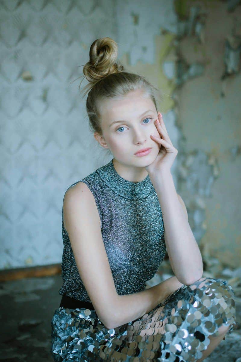 Stylish woman in sequined outfit poses against a distressed wall. photo – Free Portrait Image on Unsplash Stylish woman in sequined outfit poses against a distressed wall. photo – Free Portrait Image on Unsplash