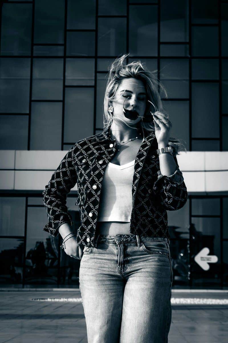 A young woman in sunglasses and jeans stands outside. photo – Free Fashion model Image on Unsplash A young woman in sunglasses and jeans stands outside. photo – Free Fashion model Image on Unsplash