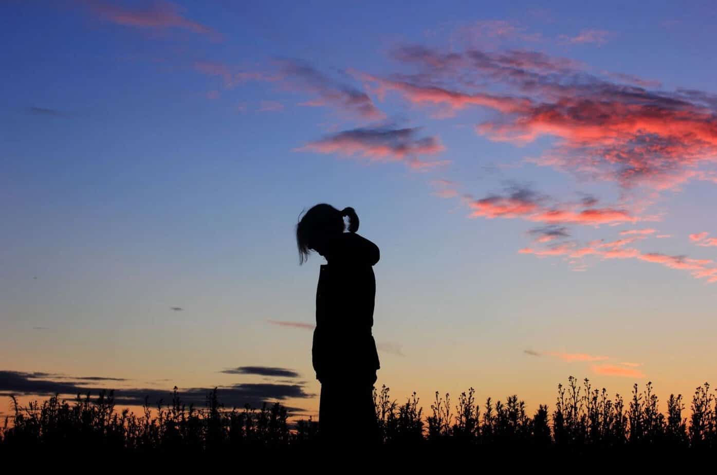 Jeg gikk – ikke fordi jeg ville det, men fordi du ikke visste hvordan man elsker Silhouette einer traurigen Frau