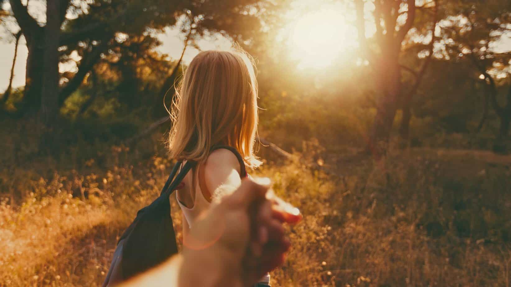 Når en kvinne går på denne måten, vil en mann aldri glemme henne – Psykologien bak dette Wenn eine Frau so geht, wird ein Mann sie nie vergessen – Die Psychologie dahinter