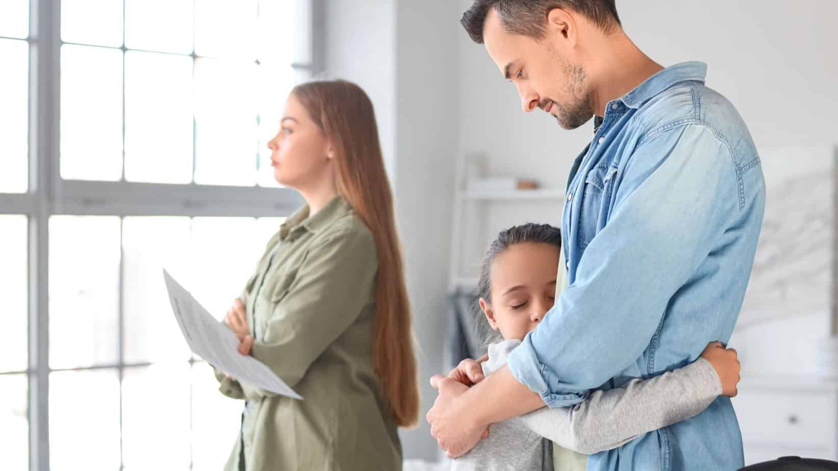 Slik manipulerer en narsissistisk far de felles barna etter separasjonen So manipuliert ein narzisstischer Vater nach der Trennung die gemeinsamen Kinder