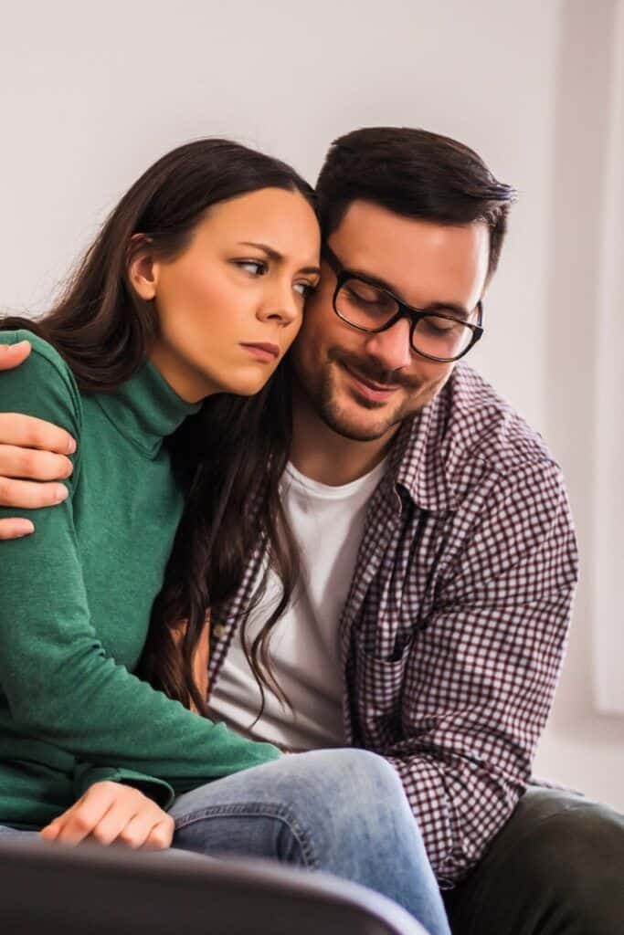 9 ting som narsissistiske ektemenn gjør når de hater kona si