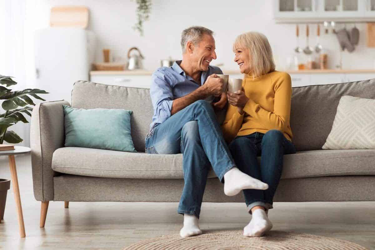Hva kvinner over 60 gjør annerledes – og hvorfor menn knapt klarer å løsrive seg fra det