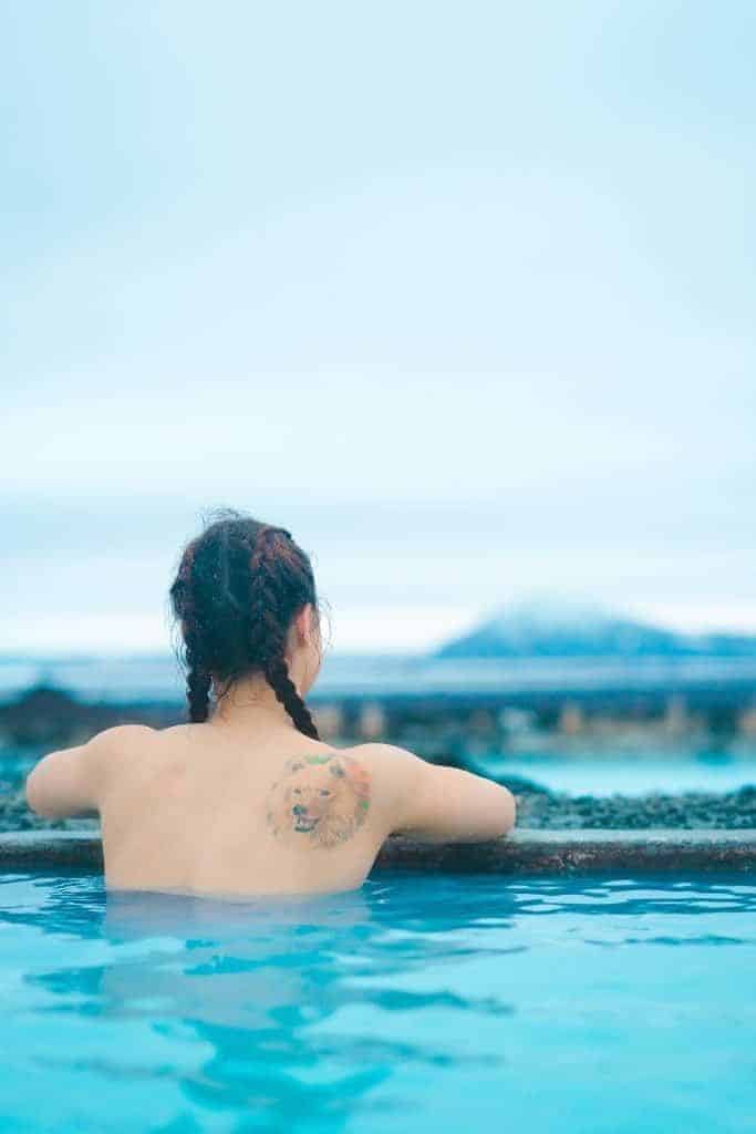 Ignorer ham for å få oppmerksomheten hans (6 enkle tips)