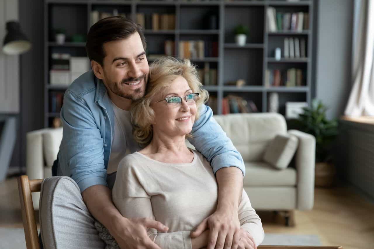 Kan et forhold mellom en yngre mann og en eldre kvinne fungere?