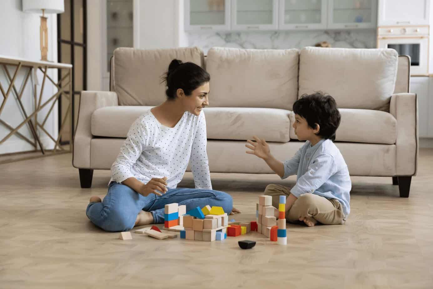 13 faser i en skilsmisse fra en narsissist, og hvordan du kommer deg gjennom dem a woman is playing with a child