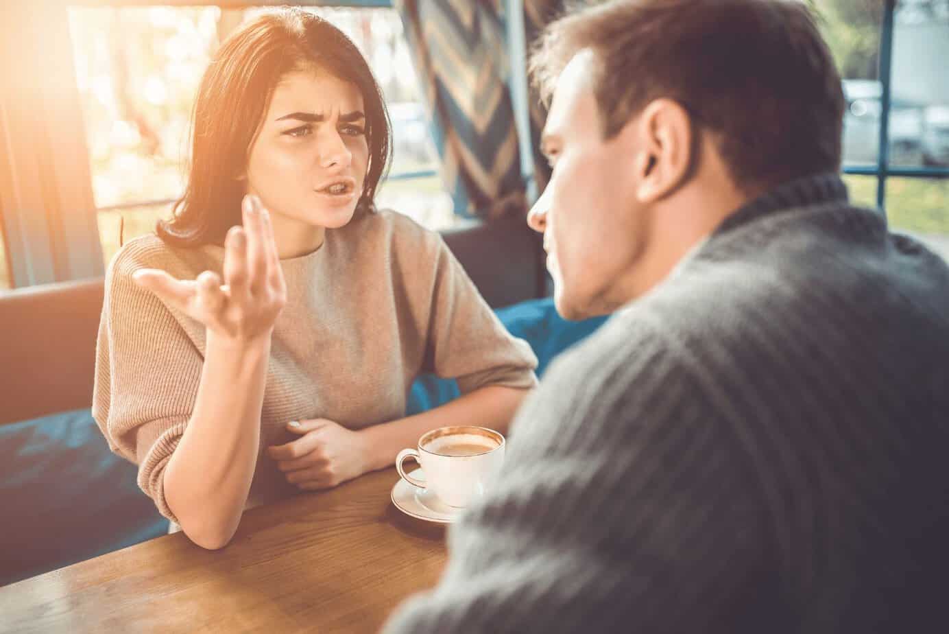 13 faser i en skilsmisse fra en narsissist, og hvordan du kommer deg gjennom dem a woman argues with a man
