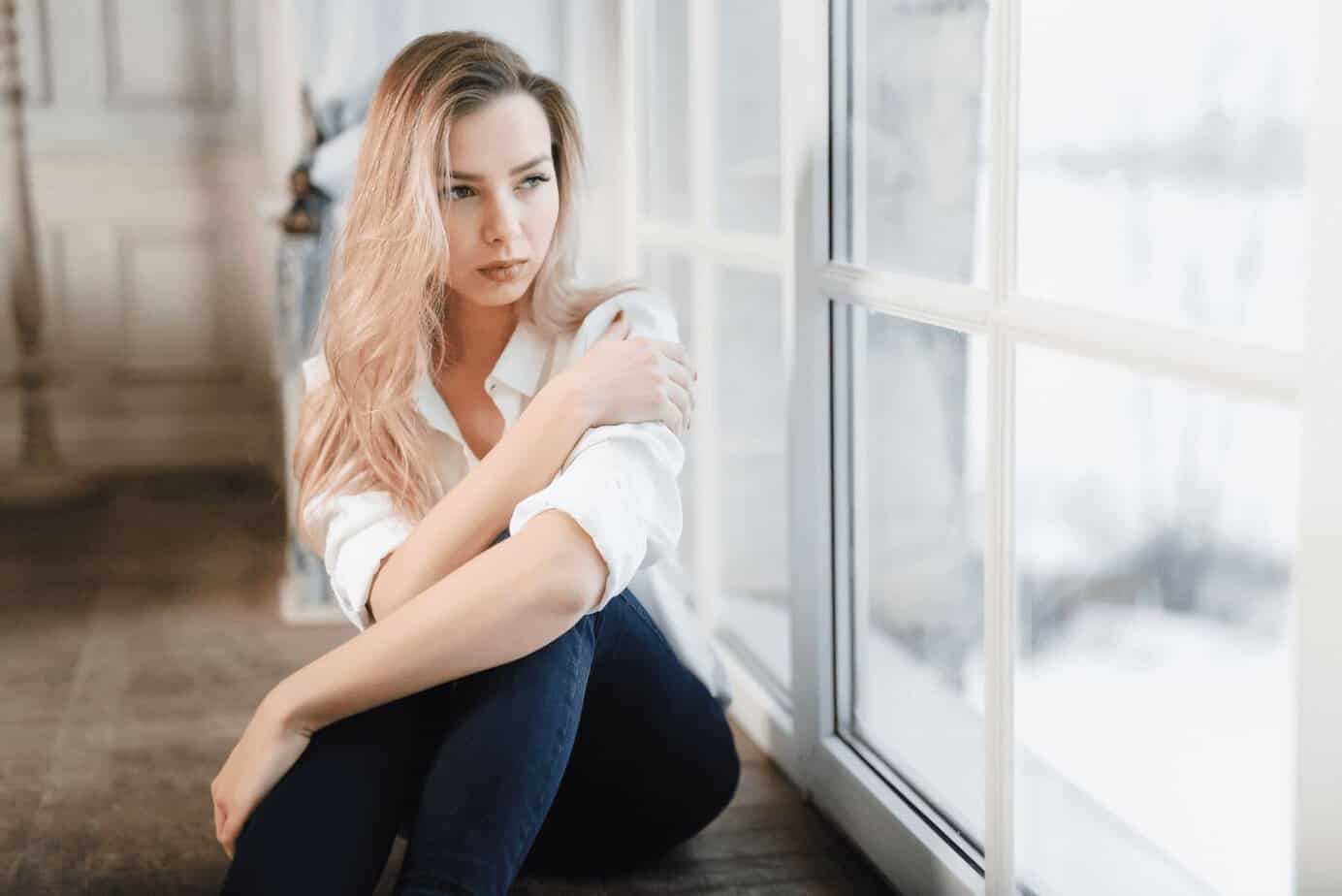 13 faser i en skilsmisse fra en narsissist, og hvordan du kommer deg gjennom dem pensive woman sits by the window