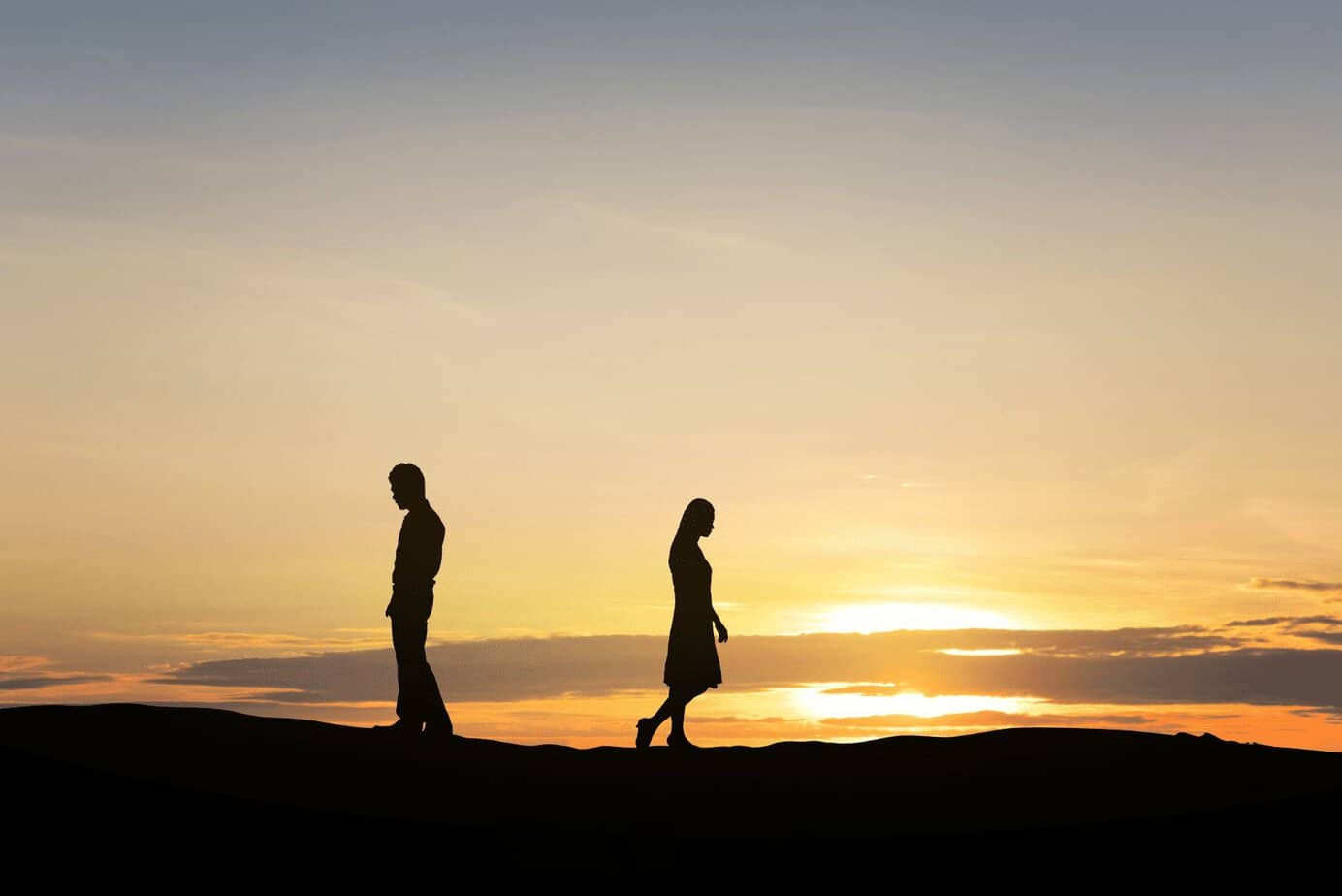 13 faser i en skilsmisse fra en narsissist, og hvordan du kommer deg gjennom dem a man and a woman walk away from each other