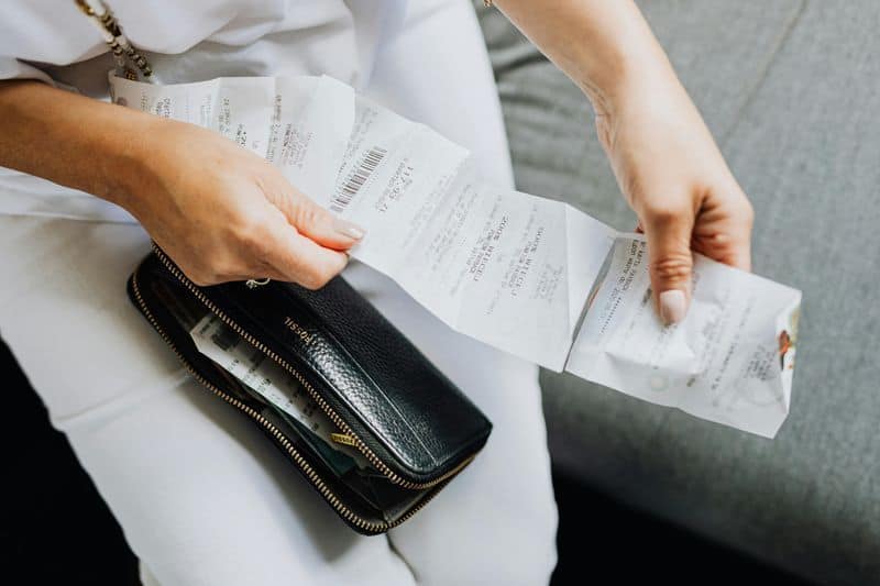 Folk som blir værende i et ulykkelig ekteskap, har ofte disse 13 smertefullt gjenkjennelige grunnene They Feel Financially Trapped