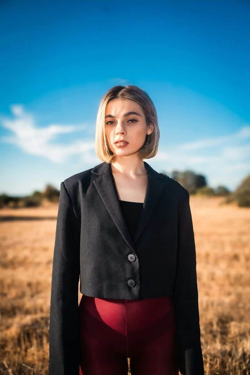Young woman with bob haircut in a field - Free Photo on Unsplash Young woman with bob haircut in a field - Free Photo on Unsplash