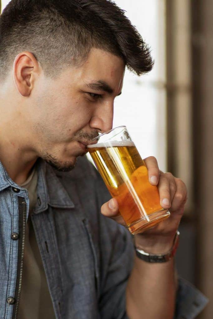 Hvorfor narsissister så ofte tyr til alkohol