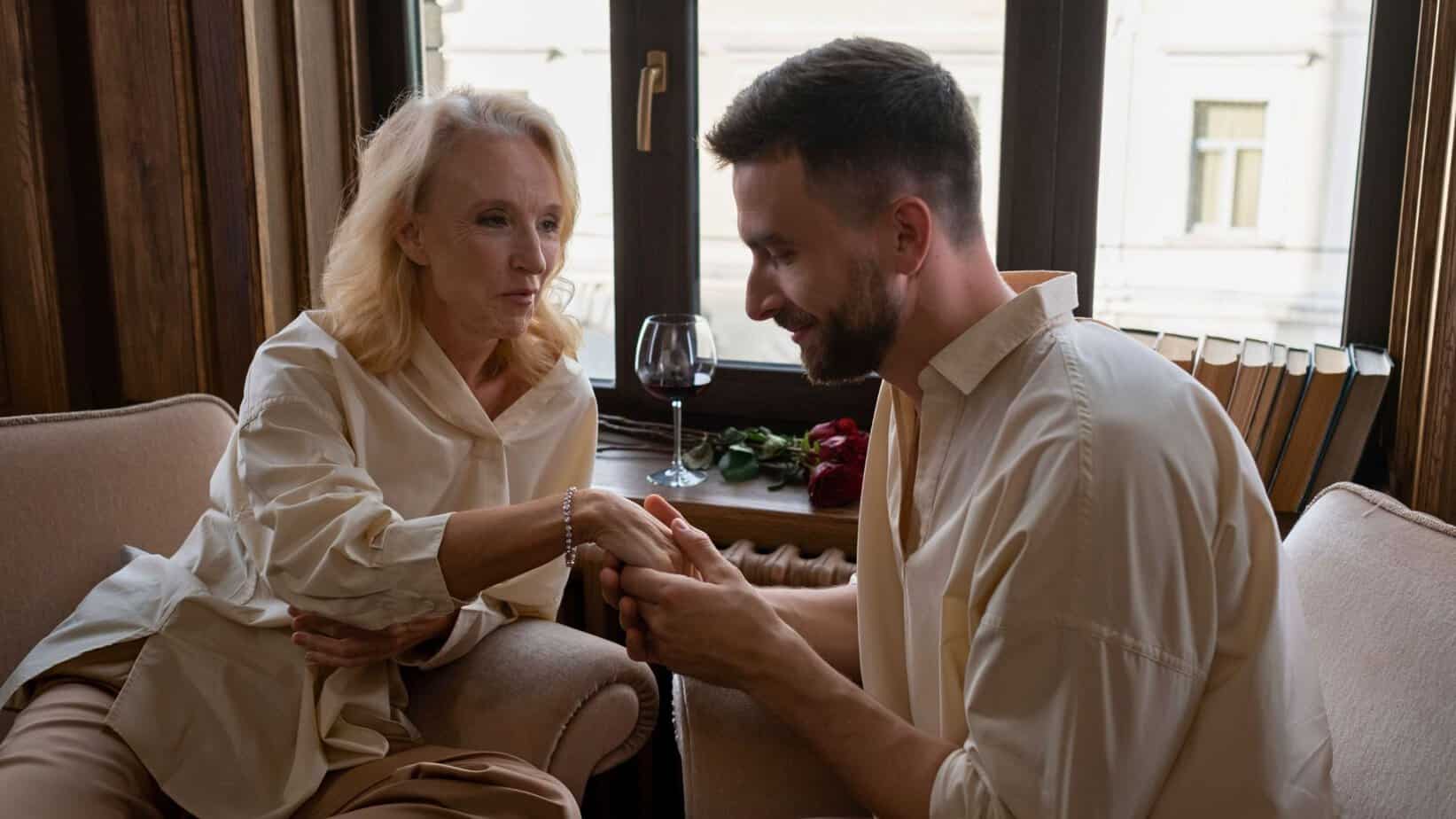 Kan et forhold mellom en yngre mann og en eldre kvinne fungere? Kann eine Beziehung zwischen einem jüngeren Mann und einer älteren Frau funktionieren?