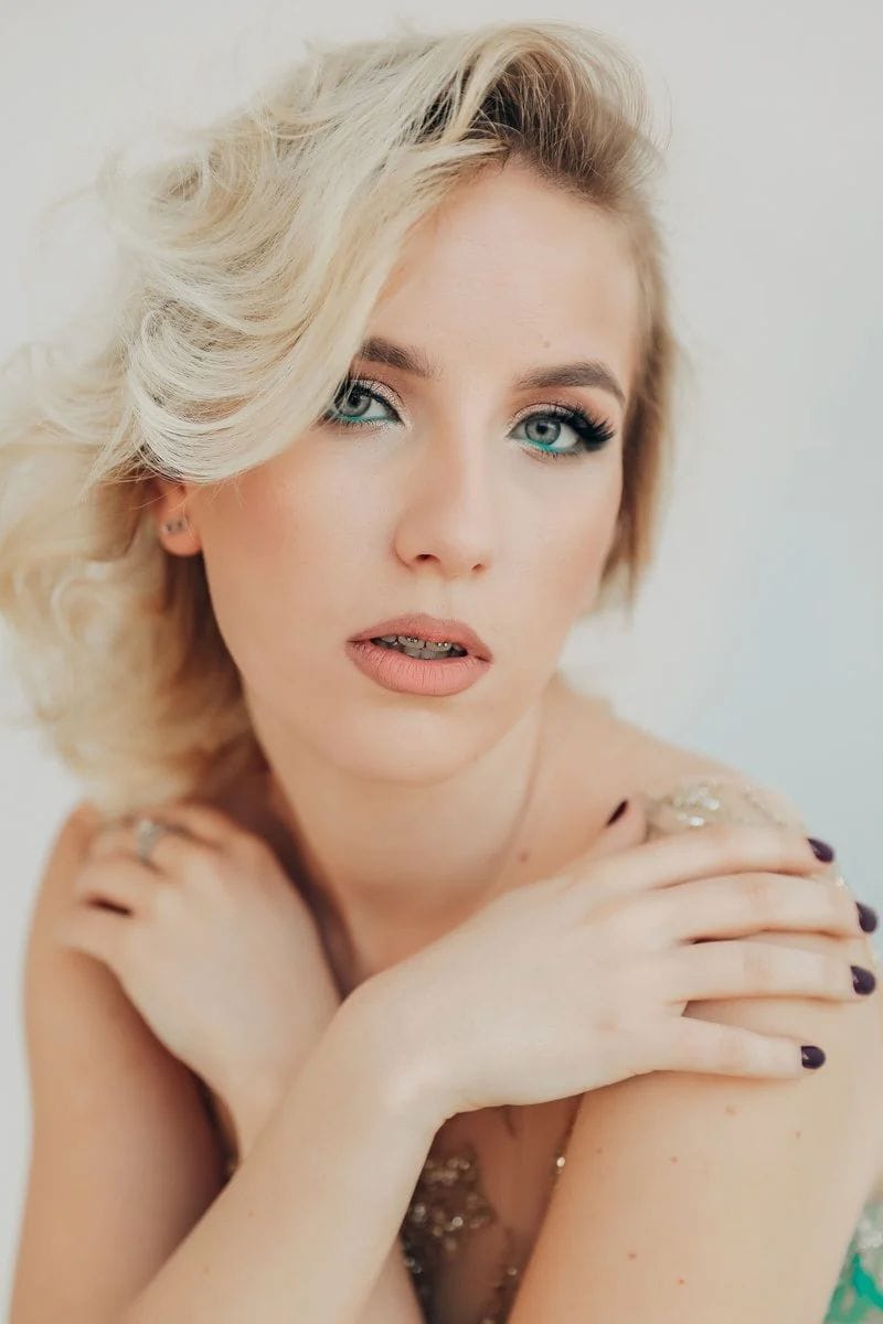 Portrail of a Young Beautiful Woman · Free Stock Photo Portrail of a Young Beautiful Woman · Free Stock Photo